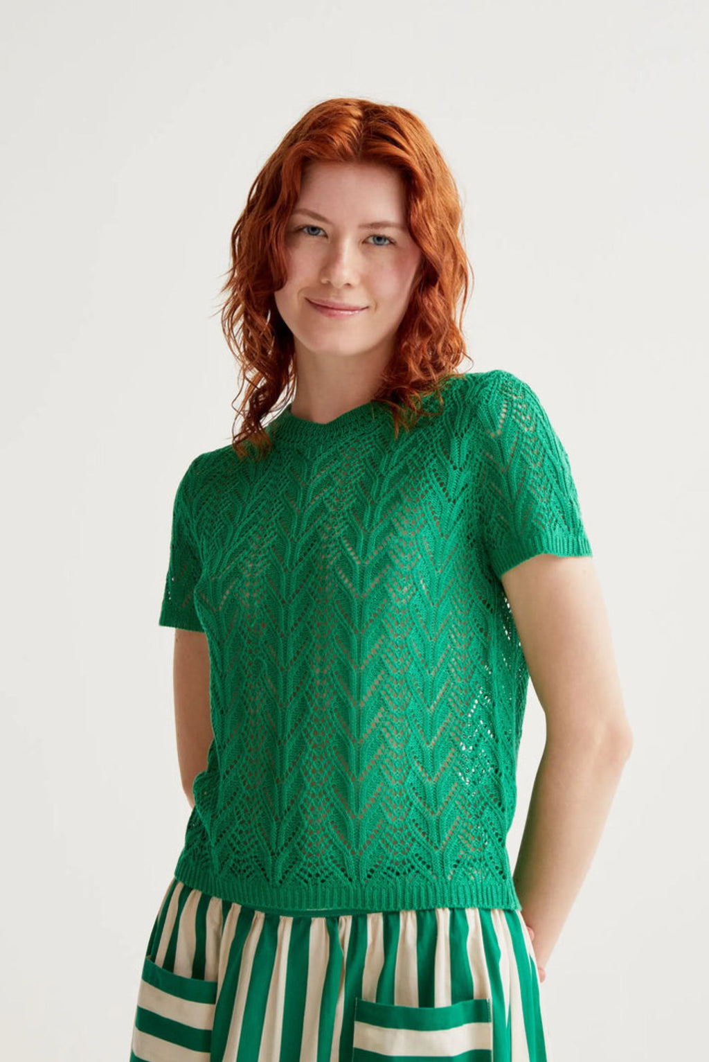 Top bordado calado en forma de flor verde