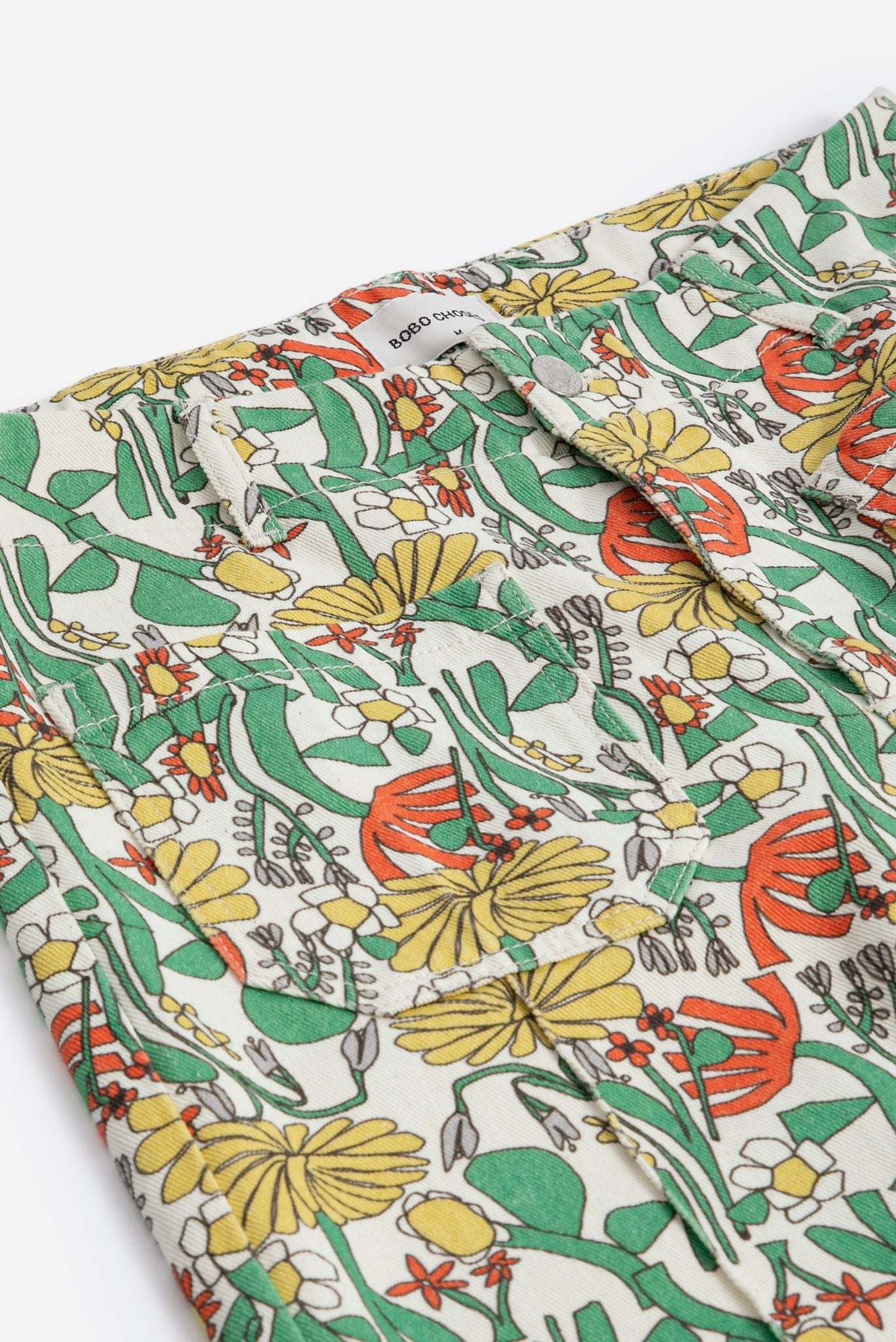 Pantalones capri de sarga con estampado de herbolarios de colores