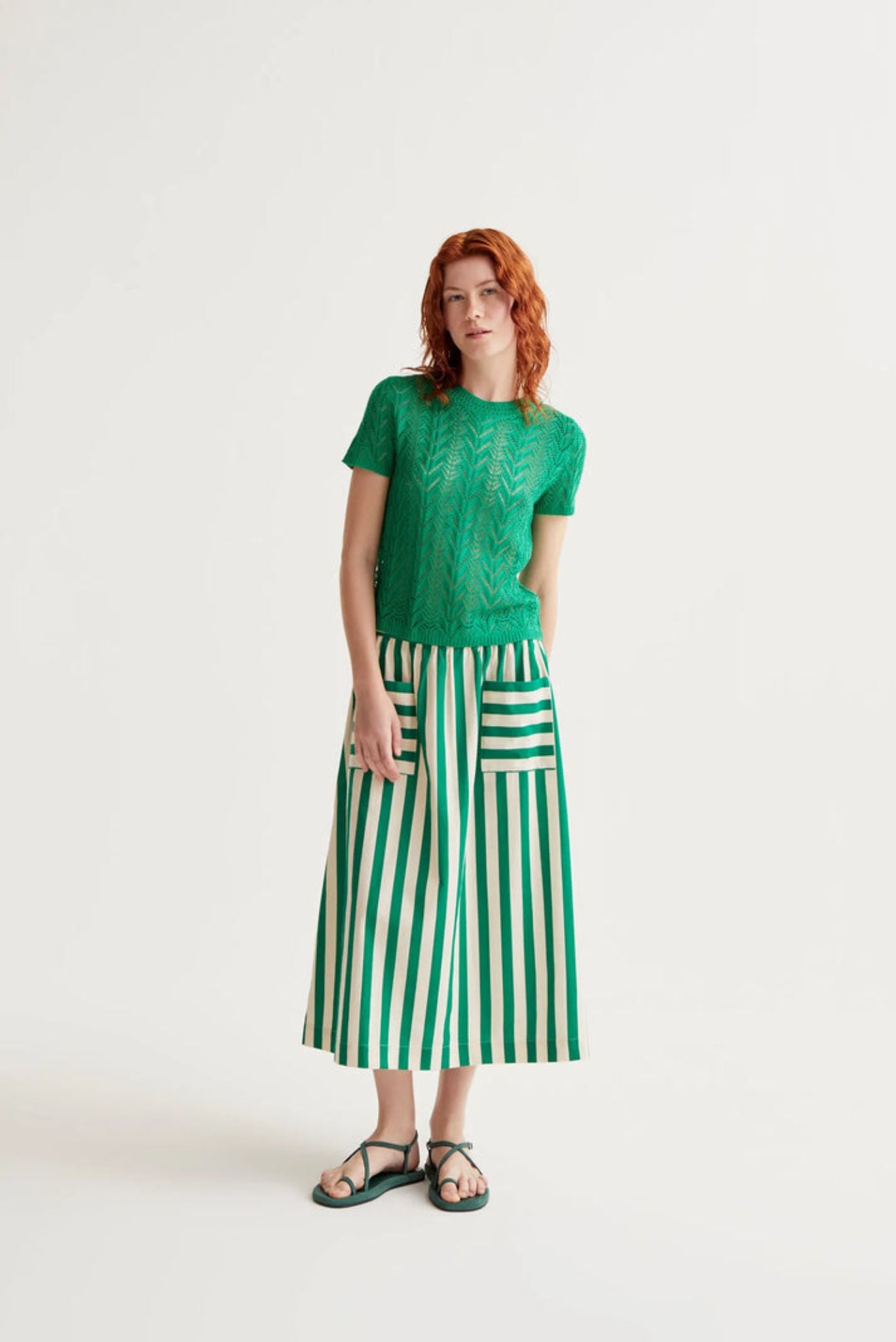 Top bordado calado en forma de flor verde