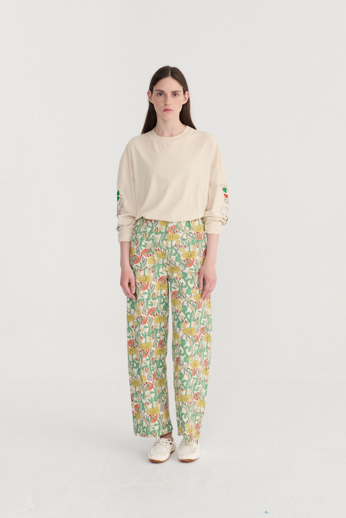 Pantalones capri de sarga con estampado de herbolarios de colores